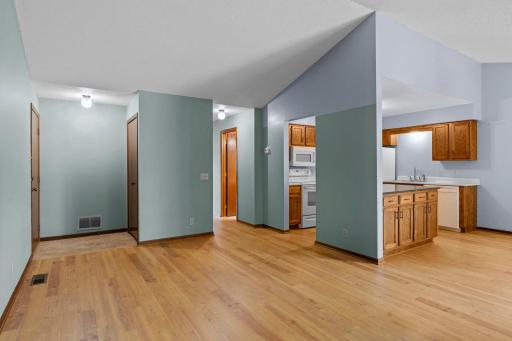 977 Heritage Court E, Vadnais Heights, MN 55127