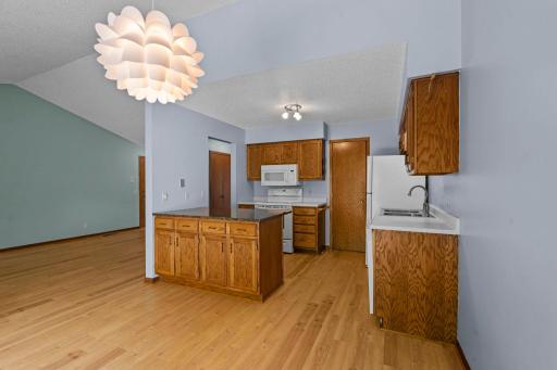 977 Heritage Court E, Vadnais Heights, MN 55127