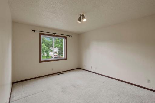 977 Heritage Court E, Vadnais Heights, MN 55127