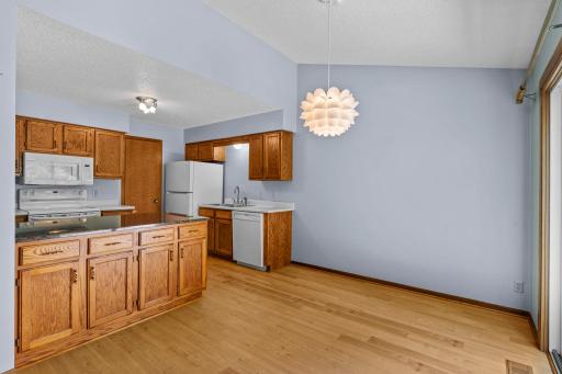 977 Heritage Court E, Vadnais Heights, MN 55127