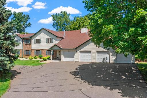 977 Heritage Court E, Vadnais Heights, MN 55127