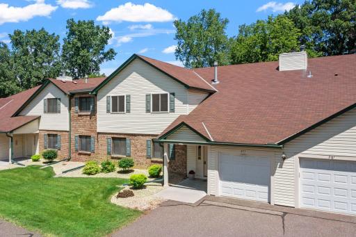 977 Heritage Court E, Vadnais Heights, MN 55127