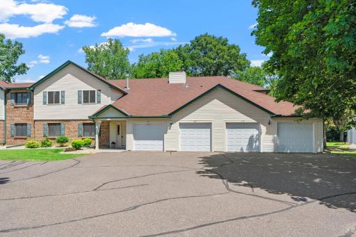 977 Heritage Court E, Vadnais Heights, MN 55127