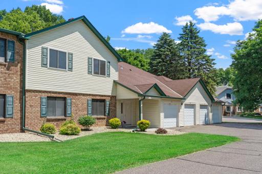 977 Heritage Court E, Vadnais Heights, MN 55127