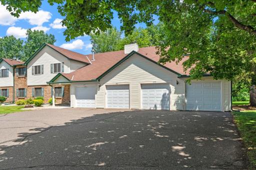 977 Heritage Court E, Vadnais Heights, MN 55127