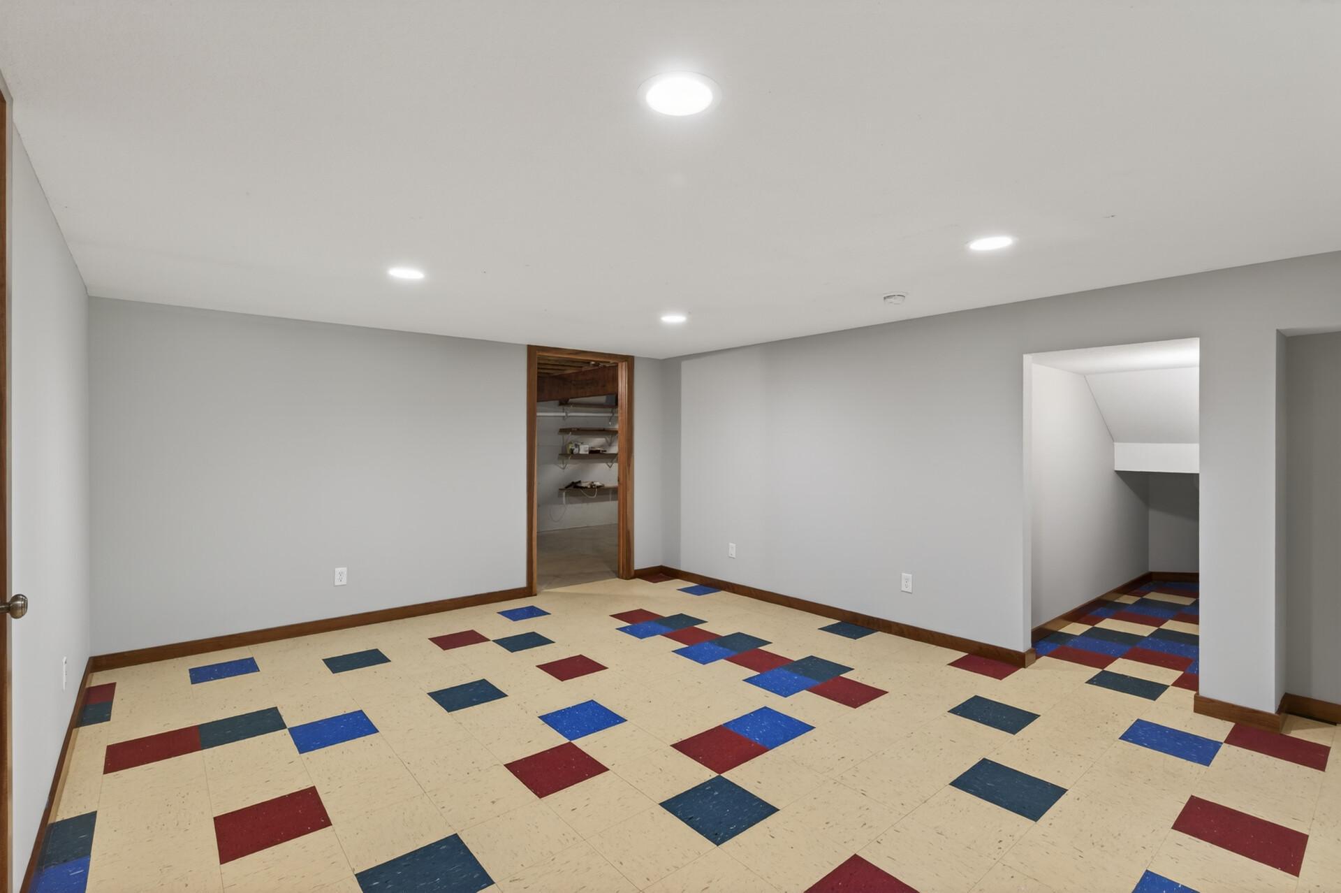 Imagine the possibilities in this flex space..future theatre room, home gym, hobby room, in home business and the list goes on!