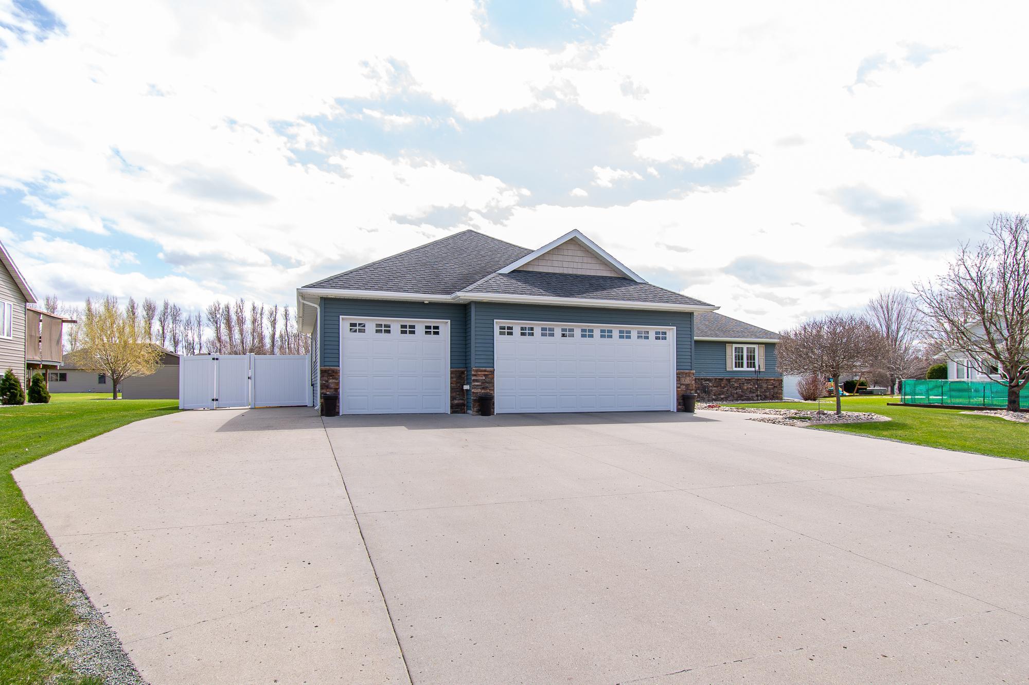 Garage w/ extra parking