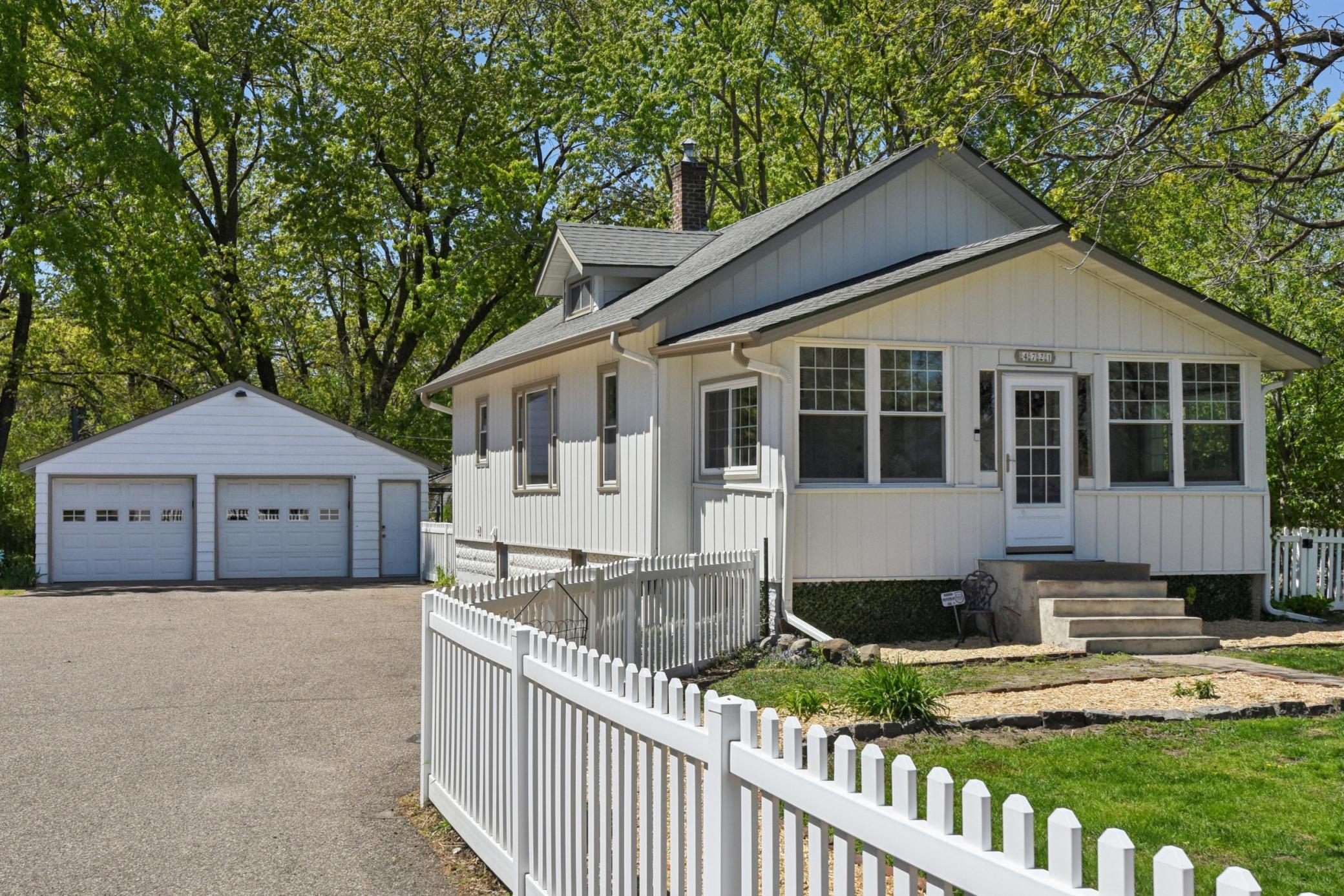 Newer Vinyl Fence in Front Yard
