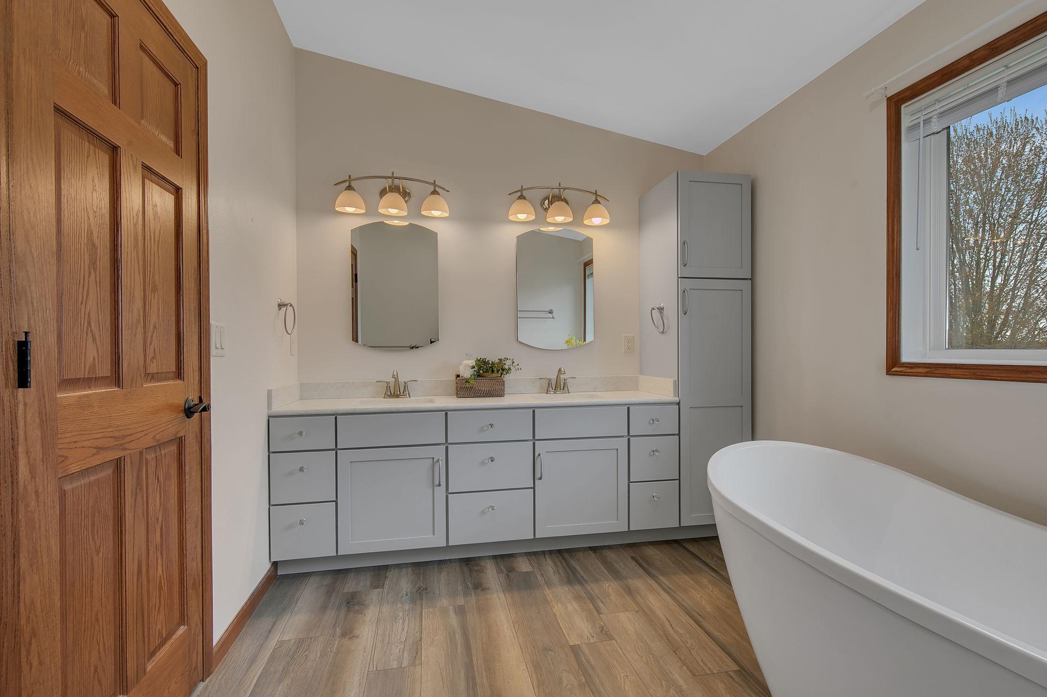 Primary bath w/soaker tub
