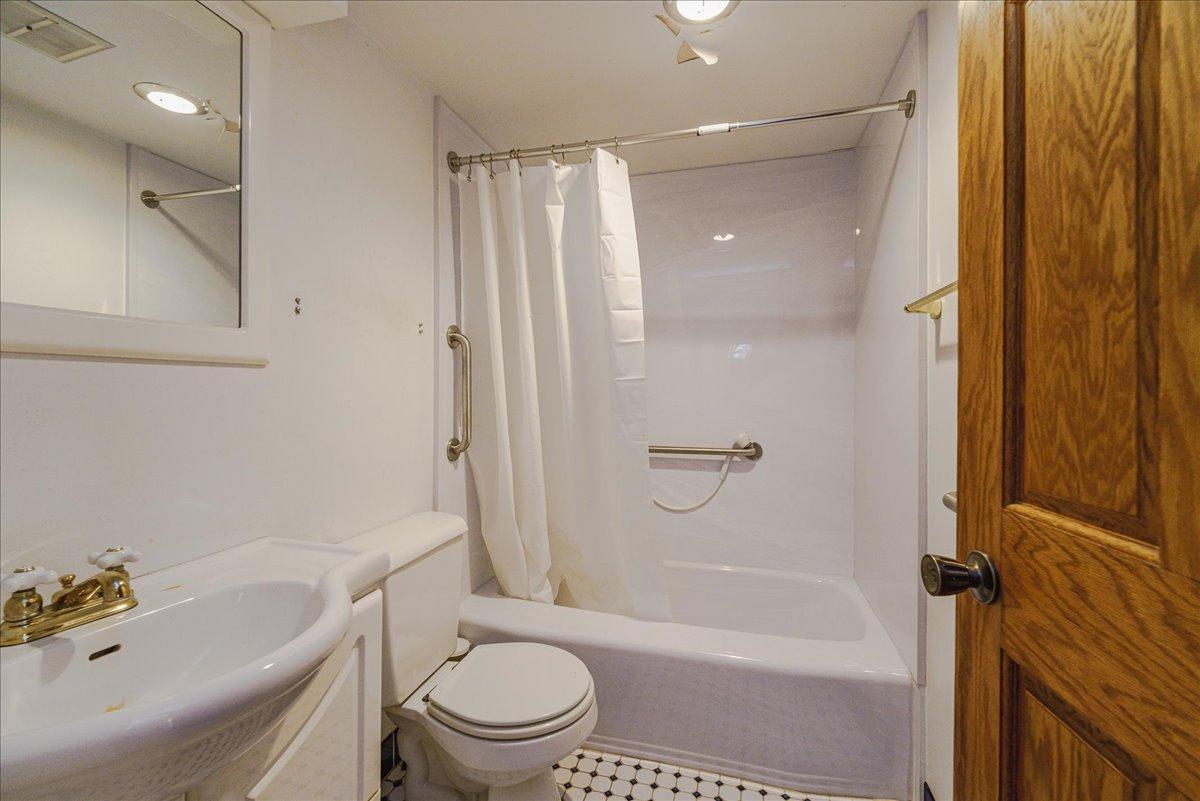 42-Bathroom.jpg