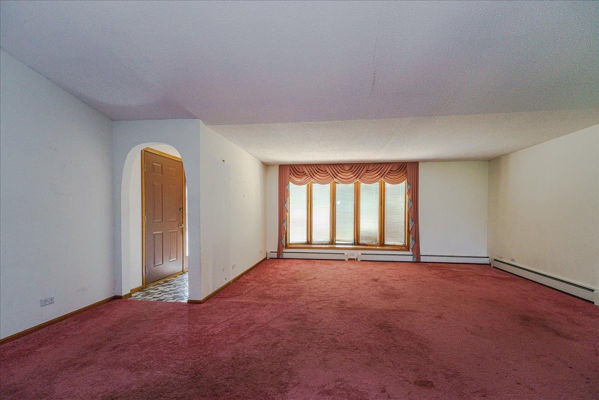 31-Living Room.jpg