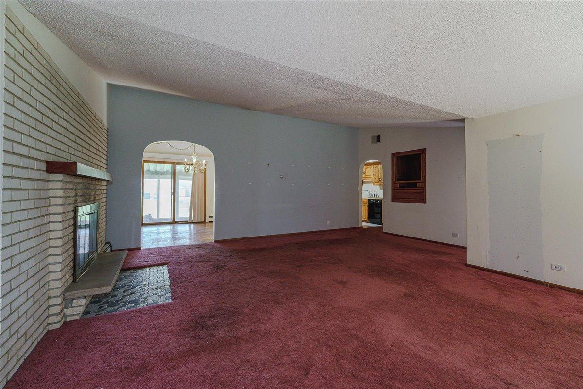 32-Living Room.jpg