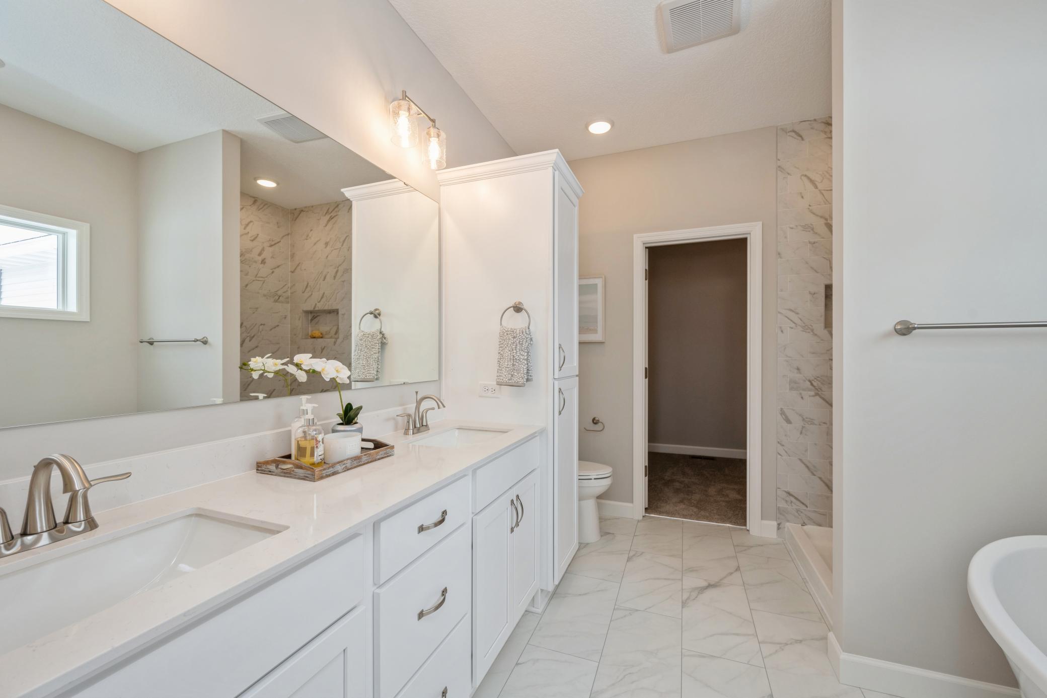 Primary Bathroom (5).jpg