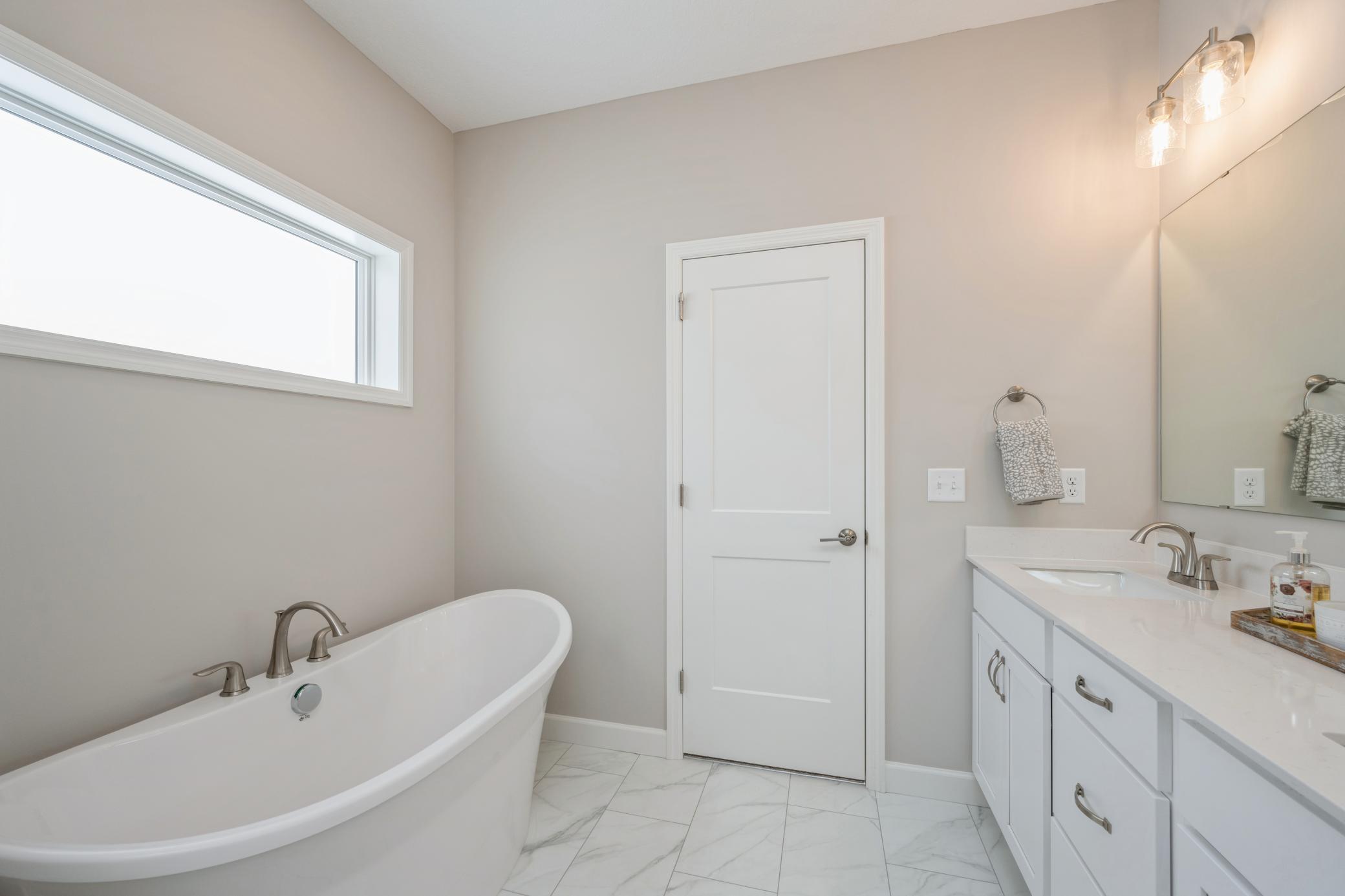 Primary Bathroom (4).jpg