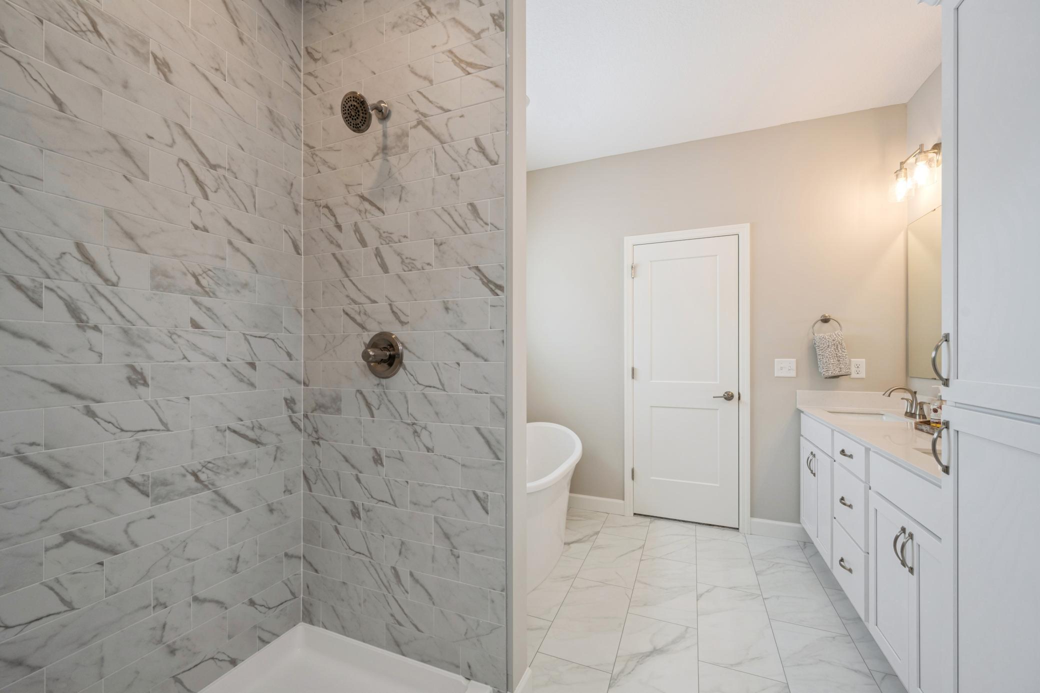 Primary Bathroom (3).jpg