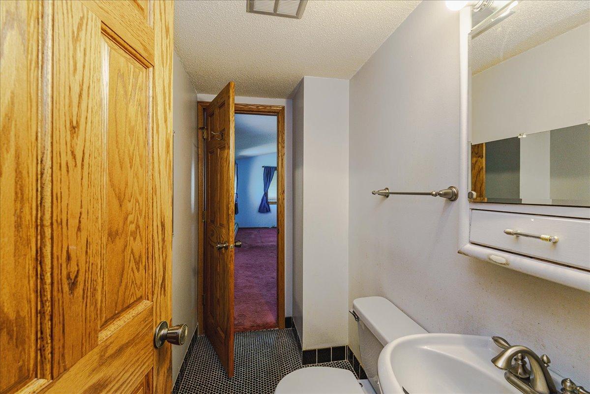 40-Half Bath.jpg