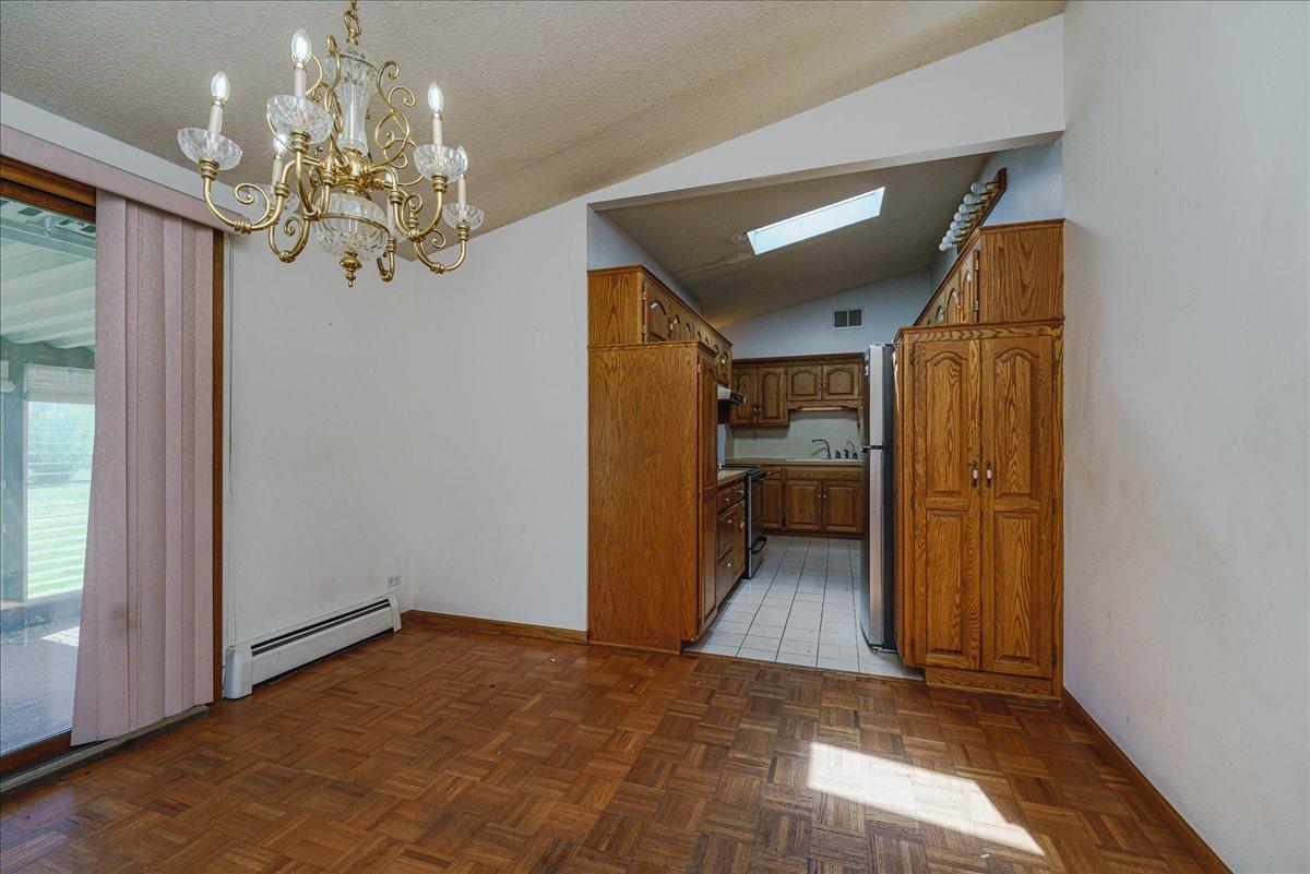 35-Dining Area.jpg