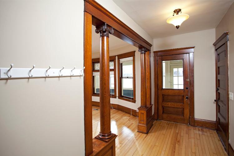 993 Hudson Rd Entry
