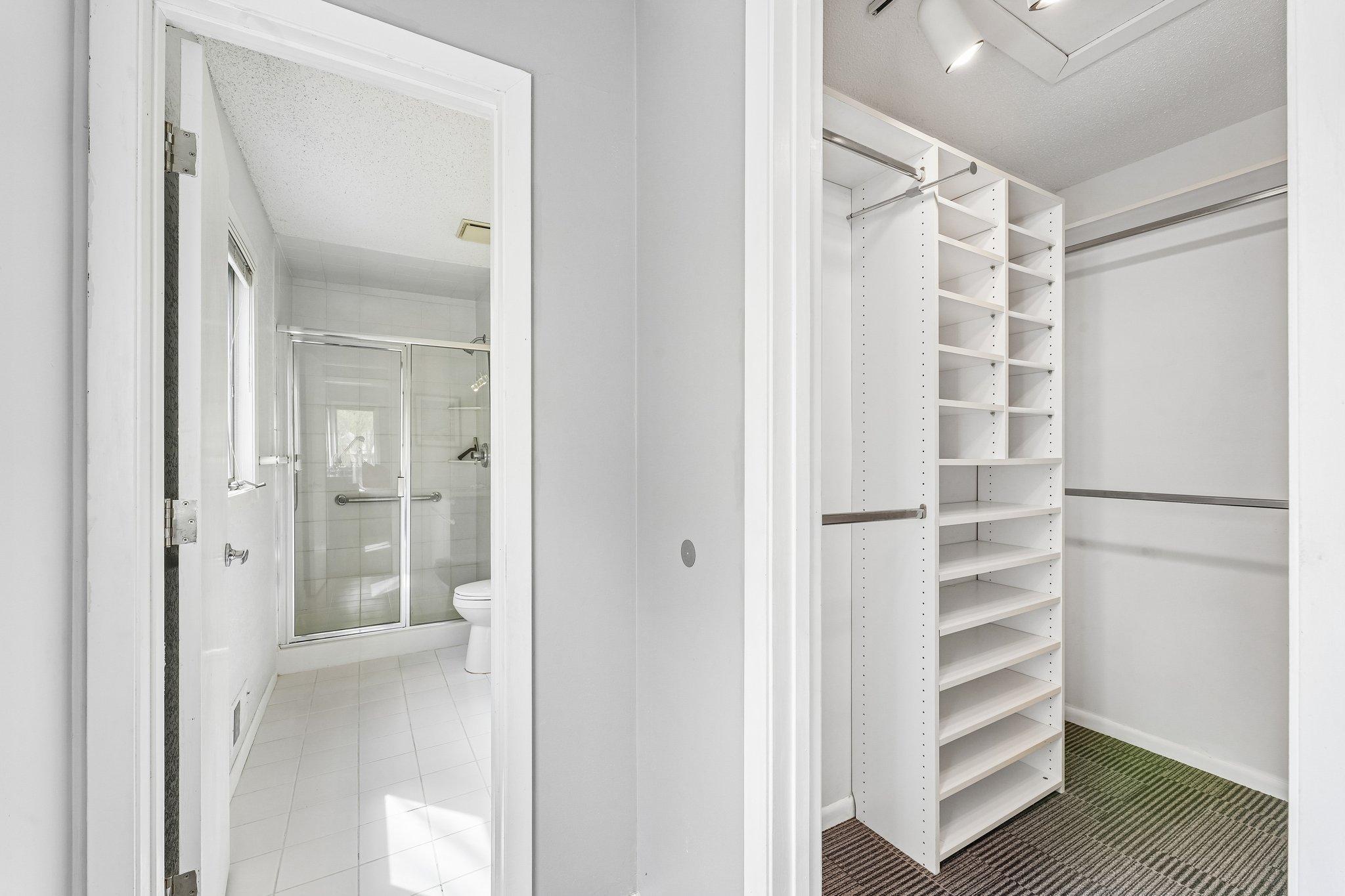 27-web-or-mls-Hyde Park Ln-S0505-027.jpg