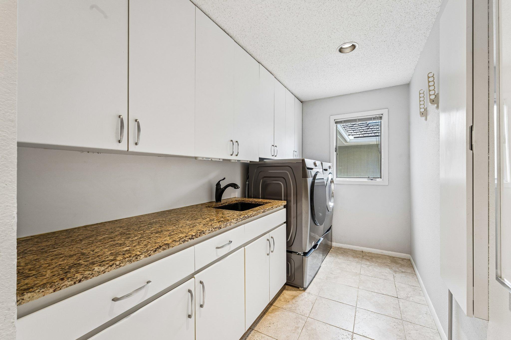 24-web-or-mls-Hyde Park Ln-S0505-024.jpg