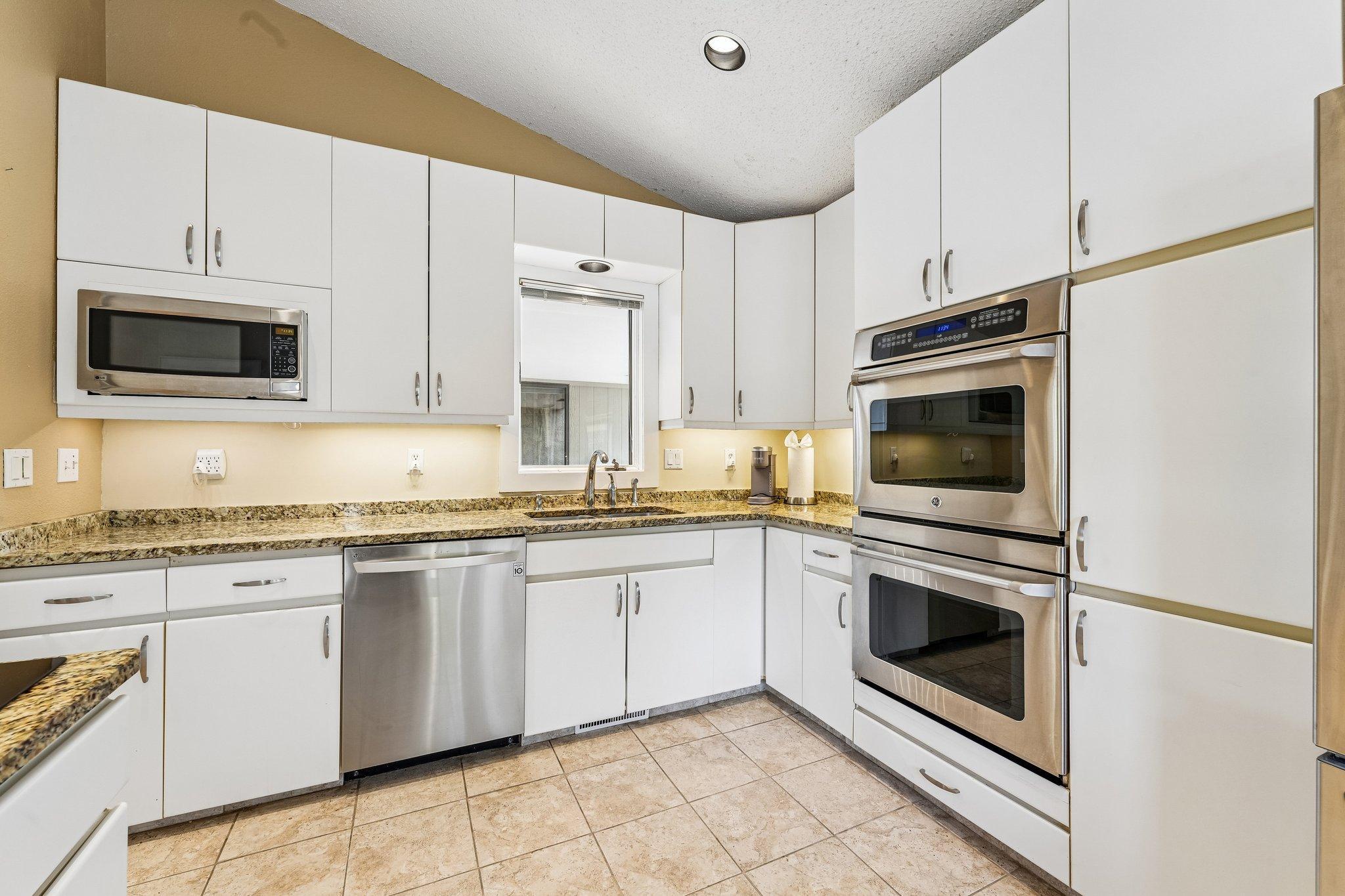 21-web-or-mls-Hyde Park Ln-S0505-021.jpg