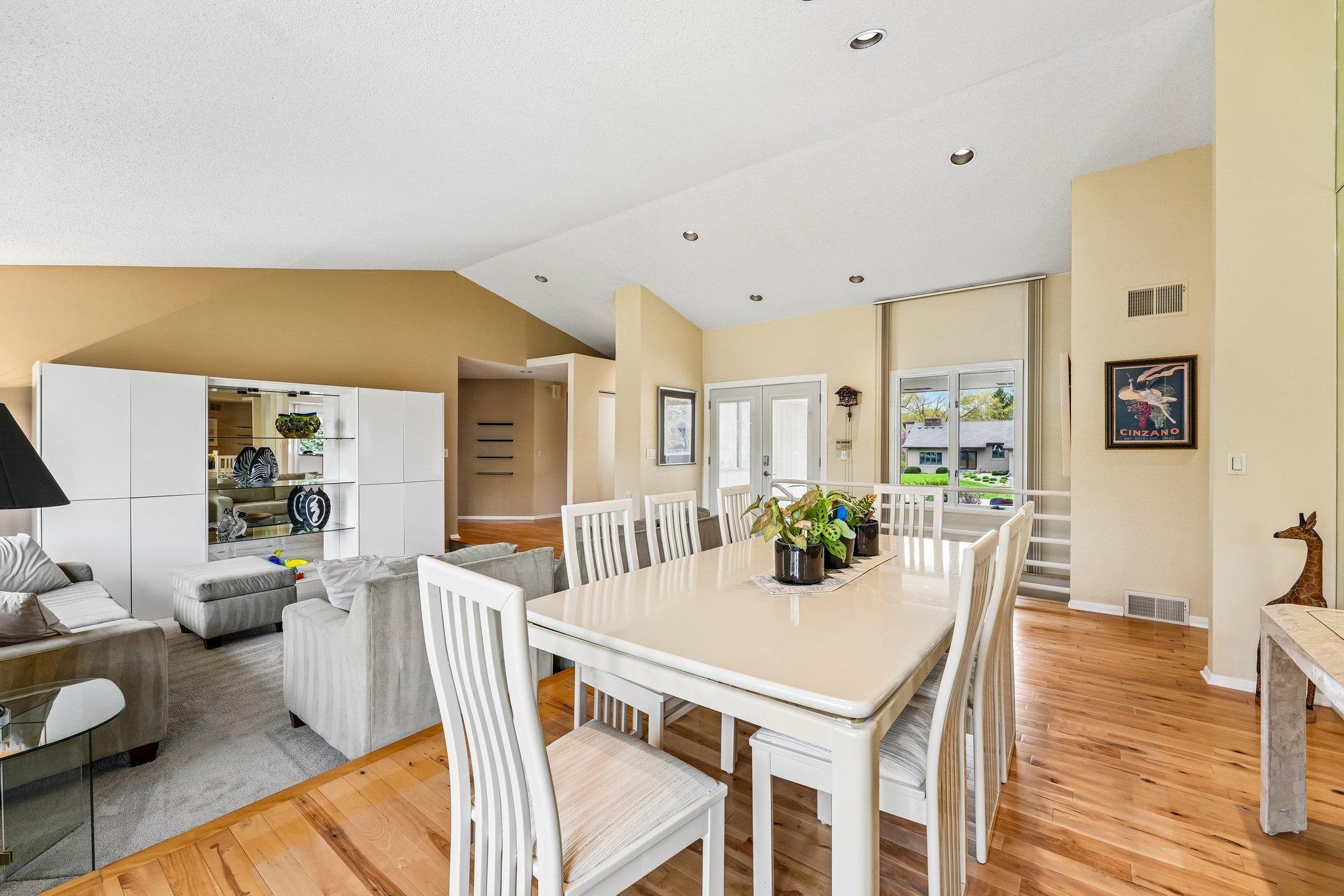 17-web-or-mls-Hyde Park Ln-S0505-017.jpg