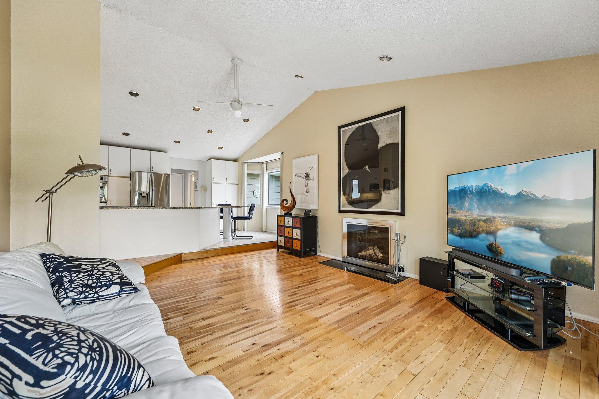 14-web-or-mls-Hyde Park Ln-S0505-014.jpg