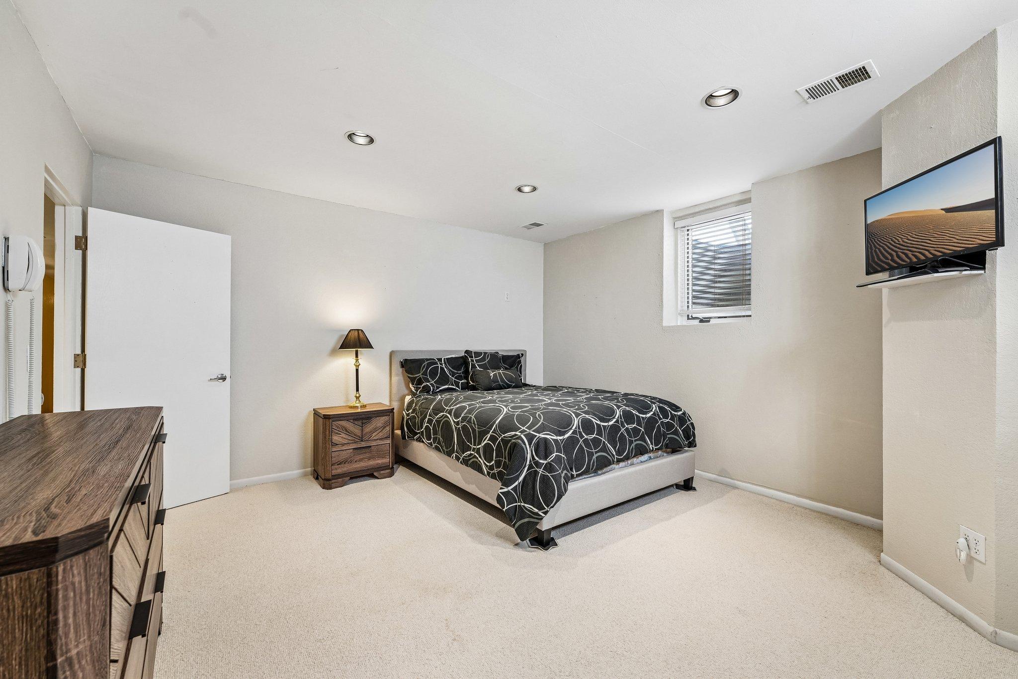 46-web-or-mls-Hyde Park Ln-S0505-046.jpg