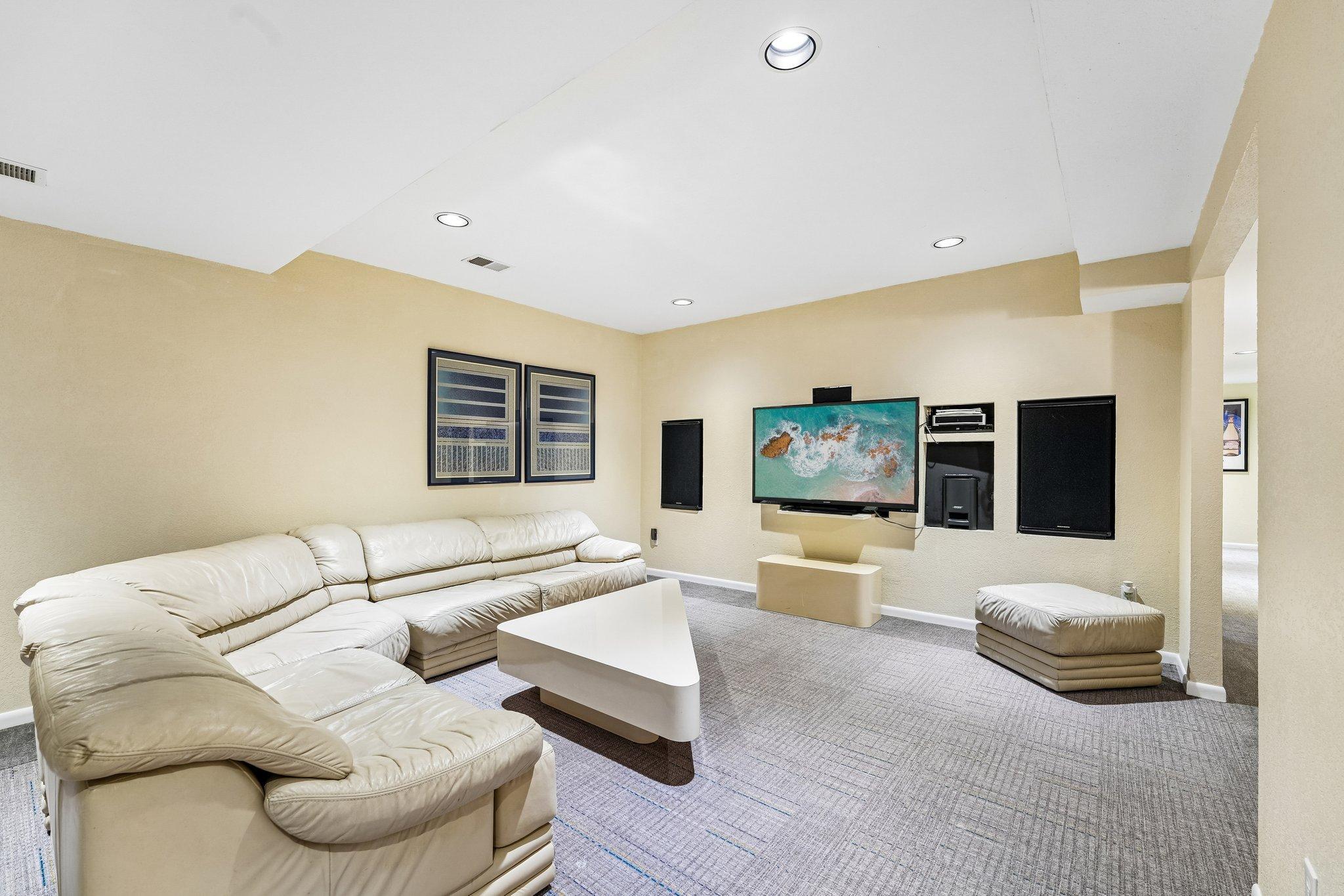 38-web-or-mls-Hyde Park Ln-S0505-038.jpg