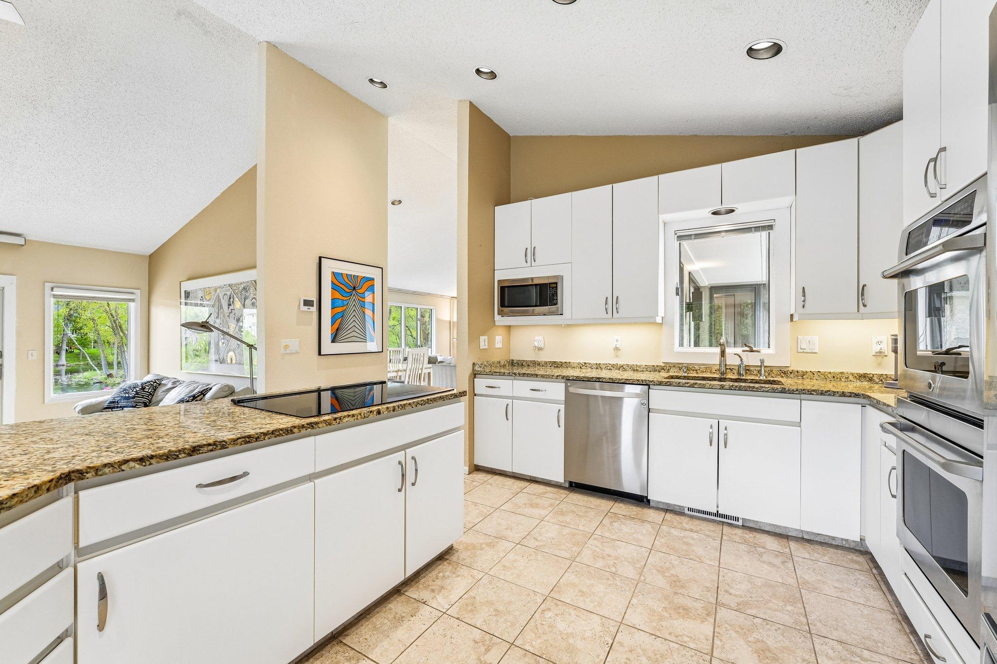 20-web-or-mls-Hyde Park Ln-S0505-020.jpg
