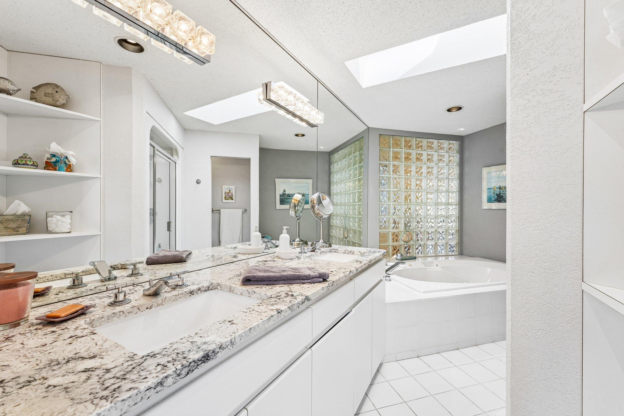 34-web-or-mls-Hyde Park Ln-S0505-034.jpg