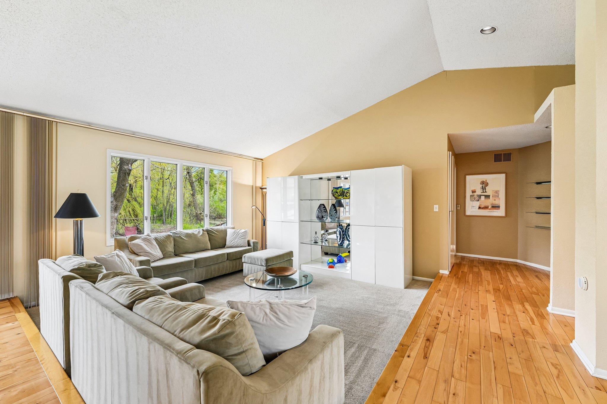 9-web-or-mls-Hyde Park Ln-S0505-009.jpg