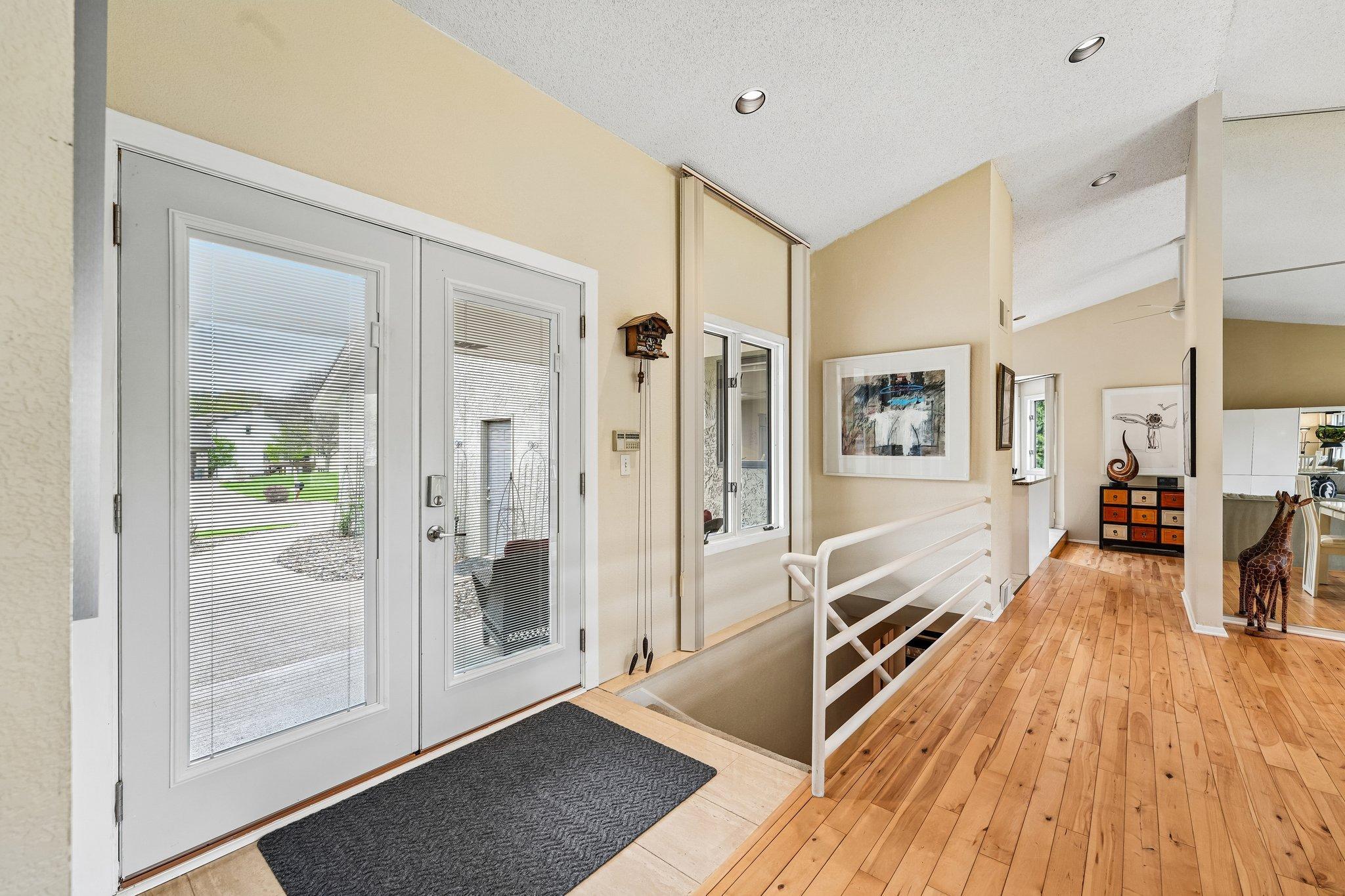 8-web-or-mls-Hyde Park Ln-S0505-008.jpg
