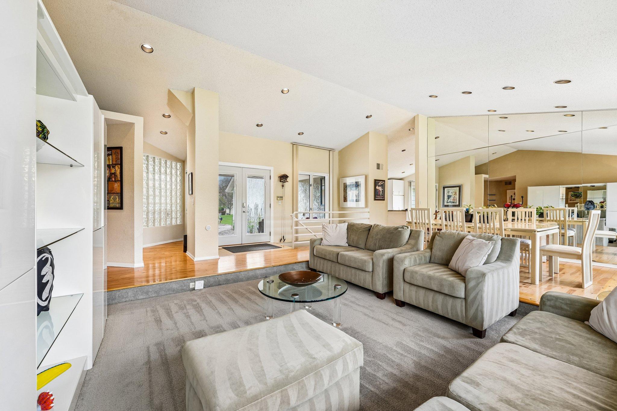 12-web-or-mls-Hyde Park Ln-S0505-012.jpg
