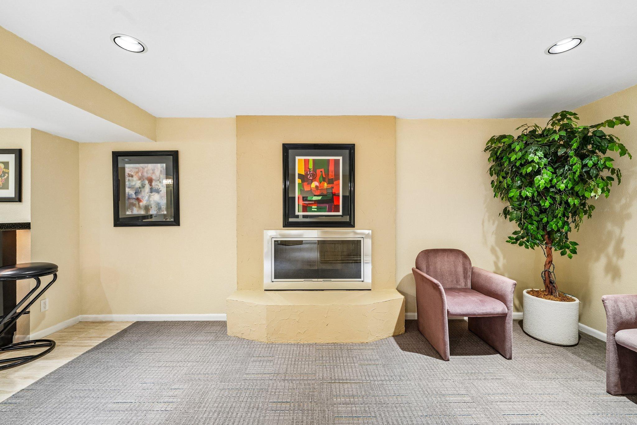 37-web-or-mls-Hyde Park Ln-S0505-037.jpg