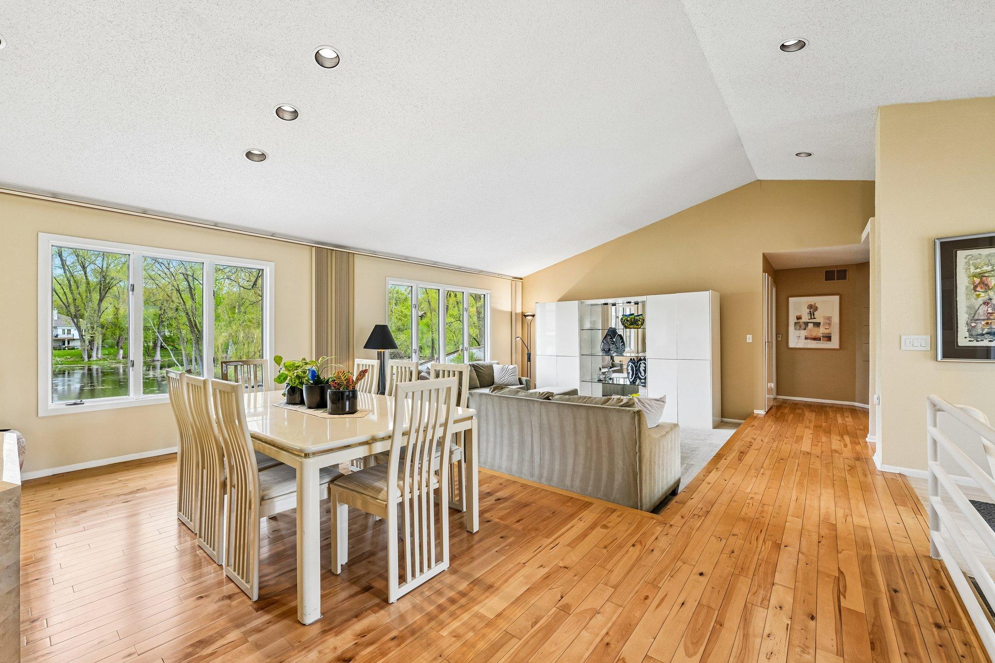 15-web-or-mls-Hyde Park Ln-S0505-015.jpg