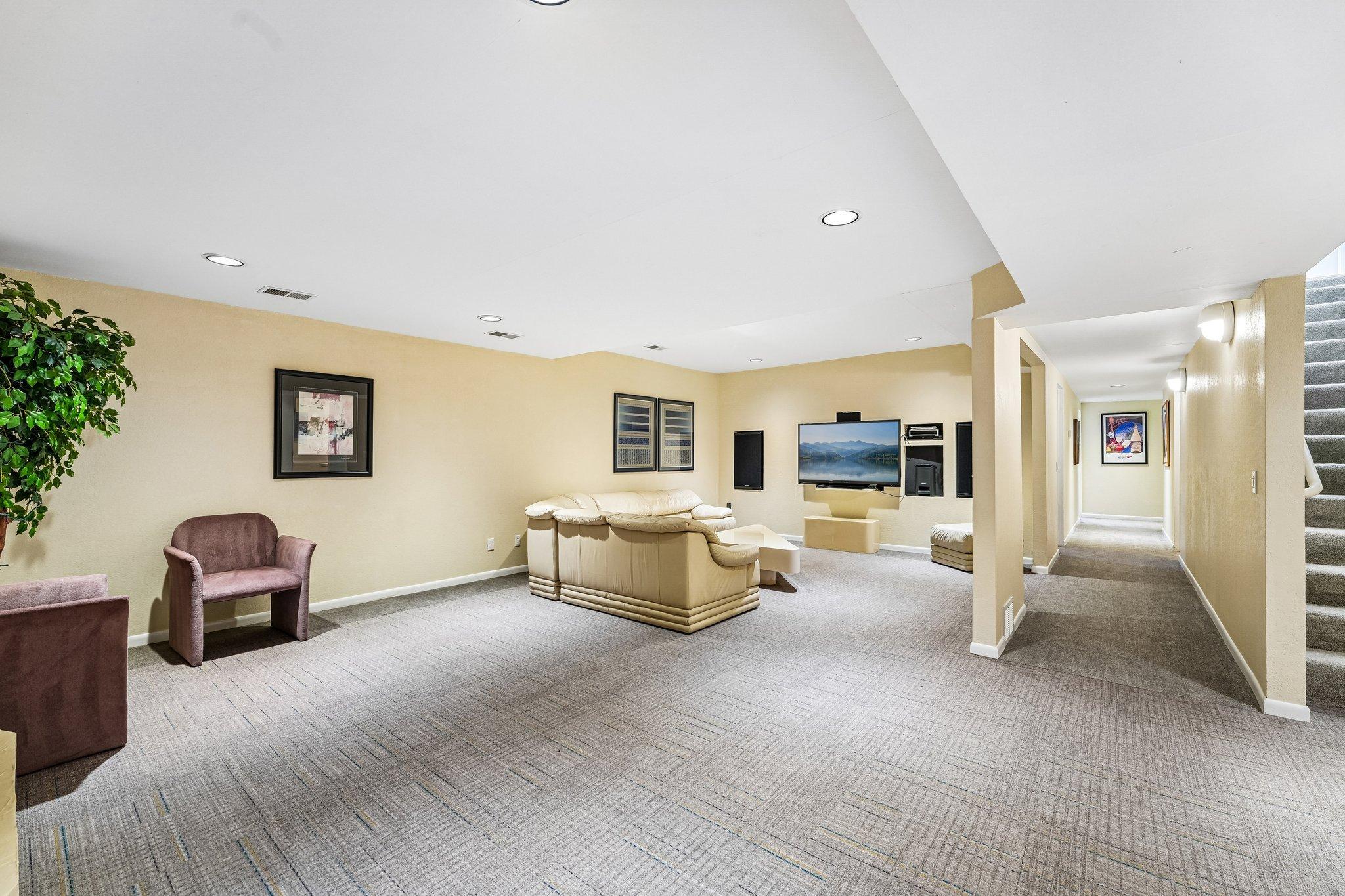 36-web-or-mls-Hyde Park Ln-S0505-036.jpg