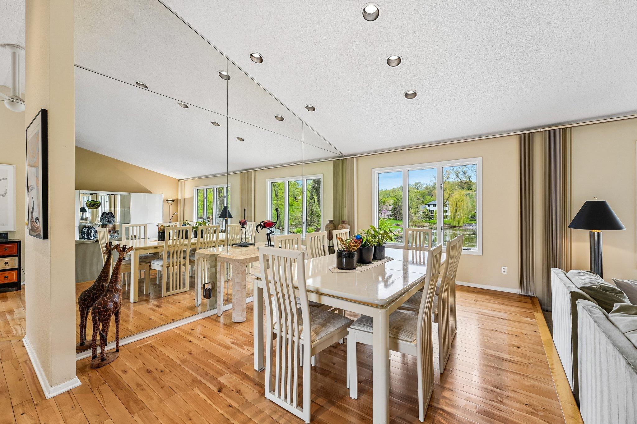 16-web-or-mls-Hyde Park Ln-S0505-016.jpg