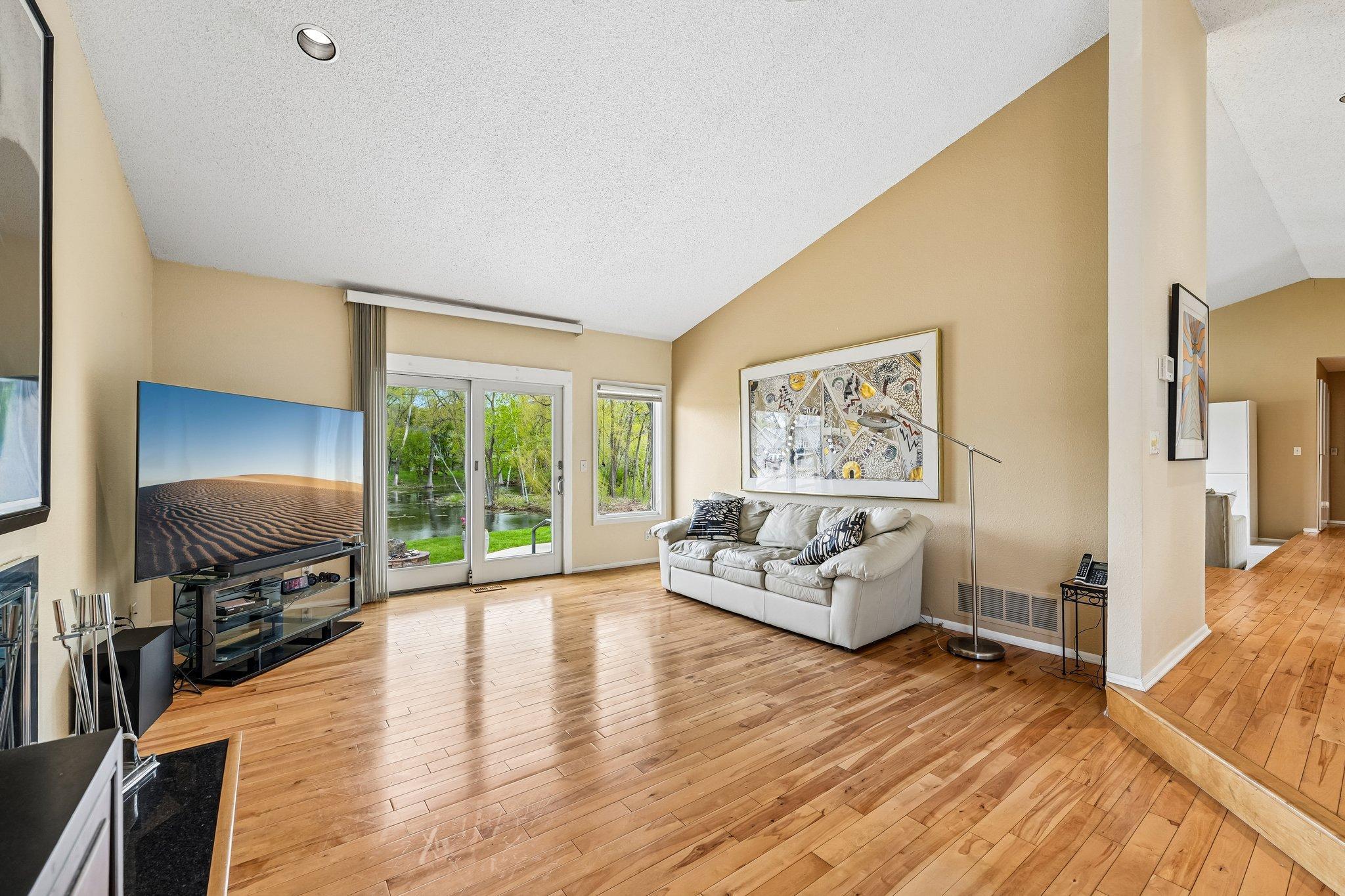 13-web-or-mls-Hyde Park Ln-S0505-013.jpg