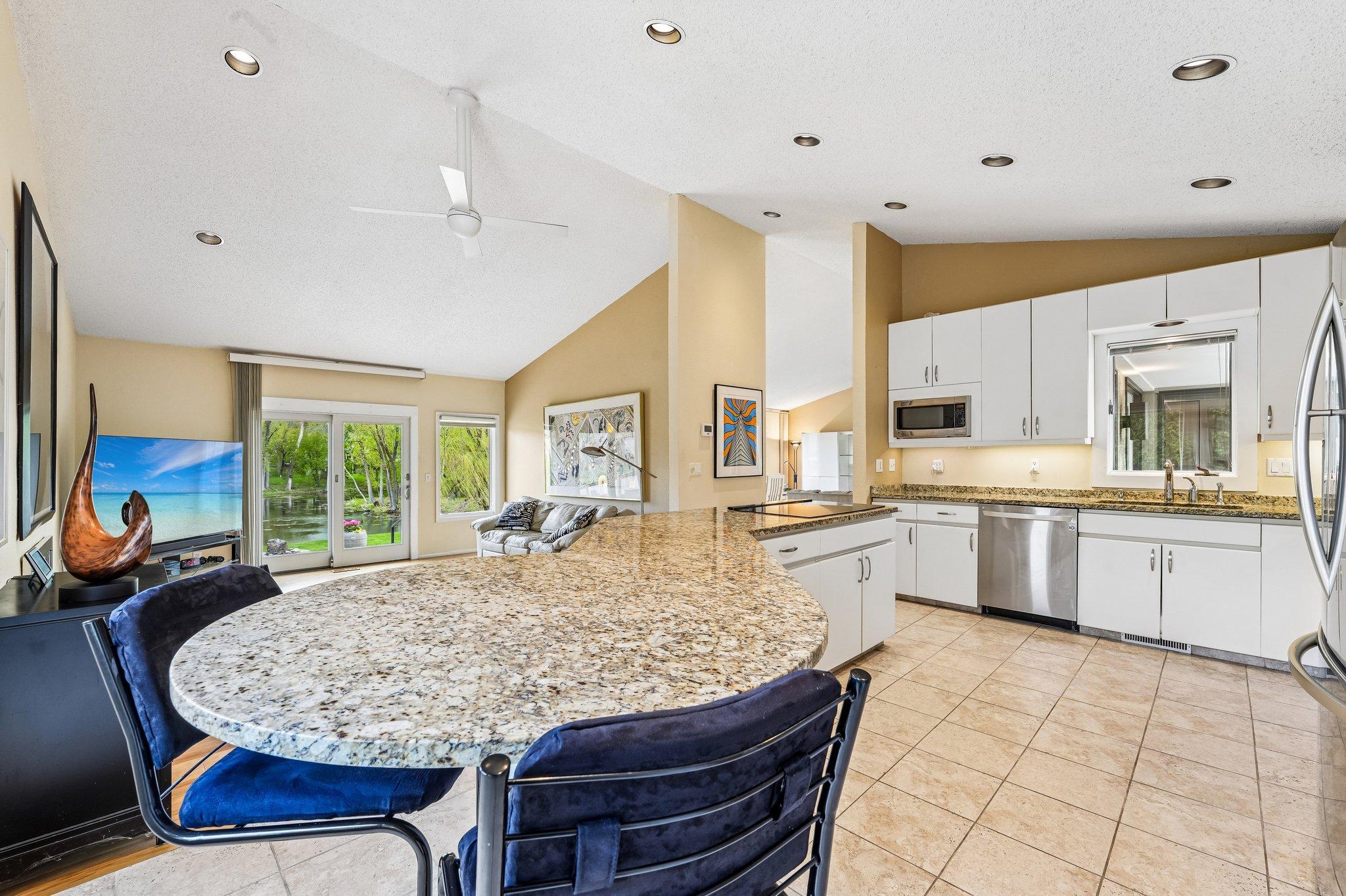 18-web-or-mls-Hyde Park Ln-S0505-018.jpg