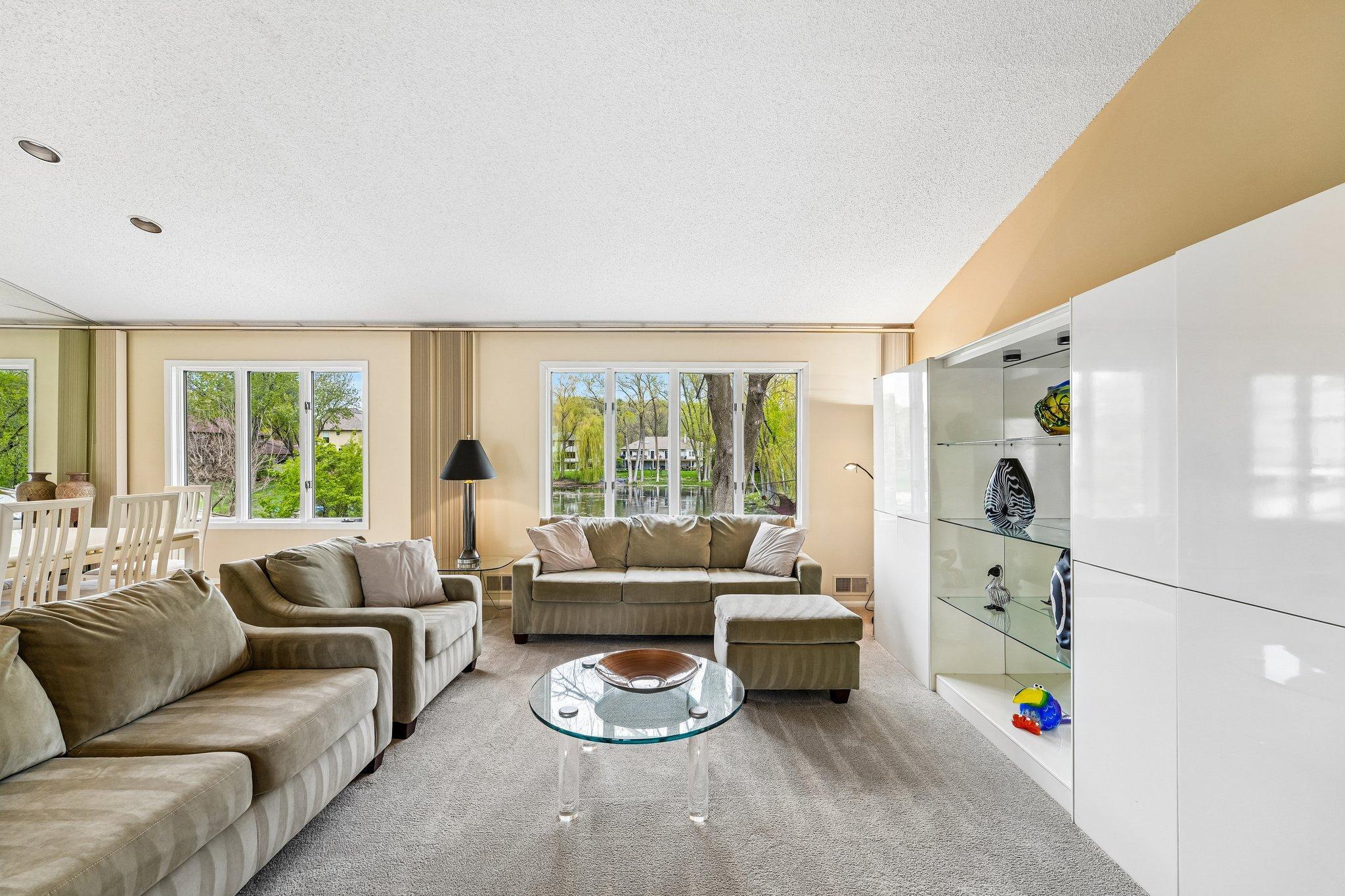 10-web-or-mls-Hyde Park Ln-S0505-010.jpg