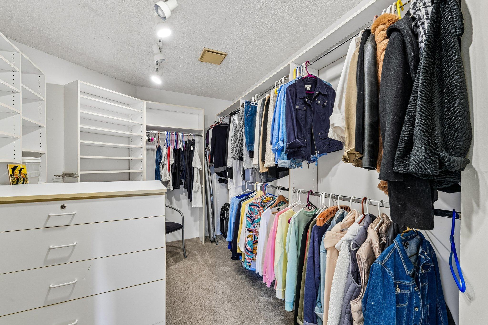 30-web-or-mls-Hyde Park Ln-S0505-030.jpg