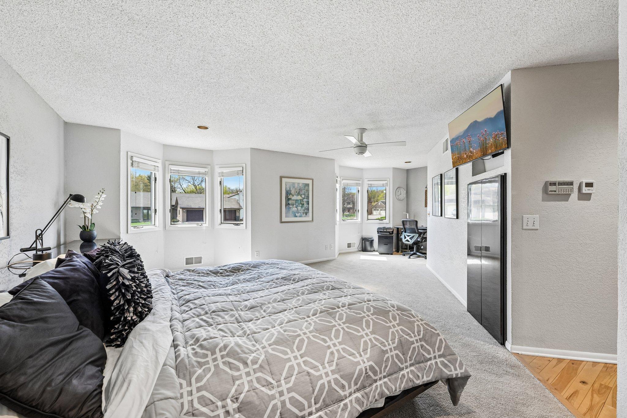 31-web-or-mls-Hyde Park Ln-S0505-031.jpg