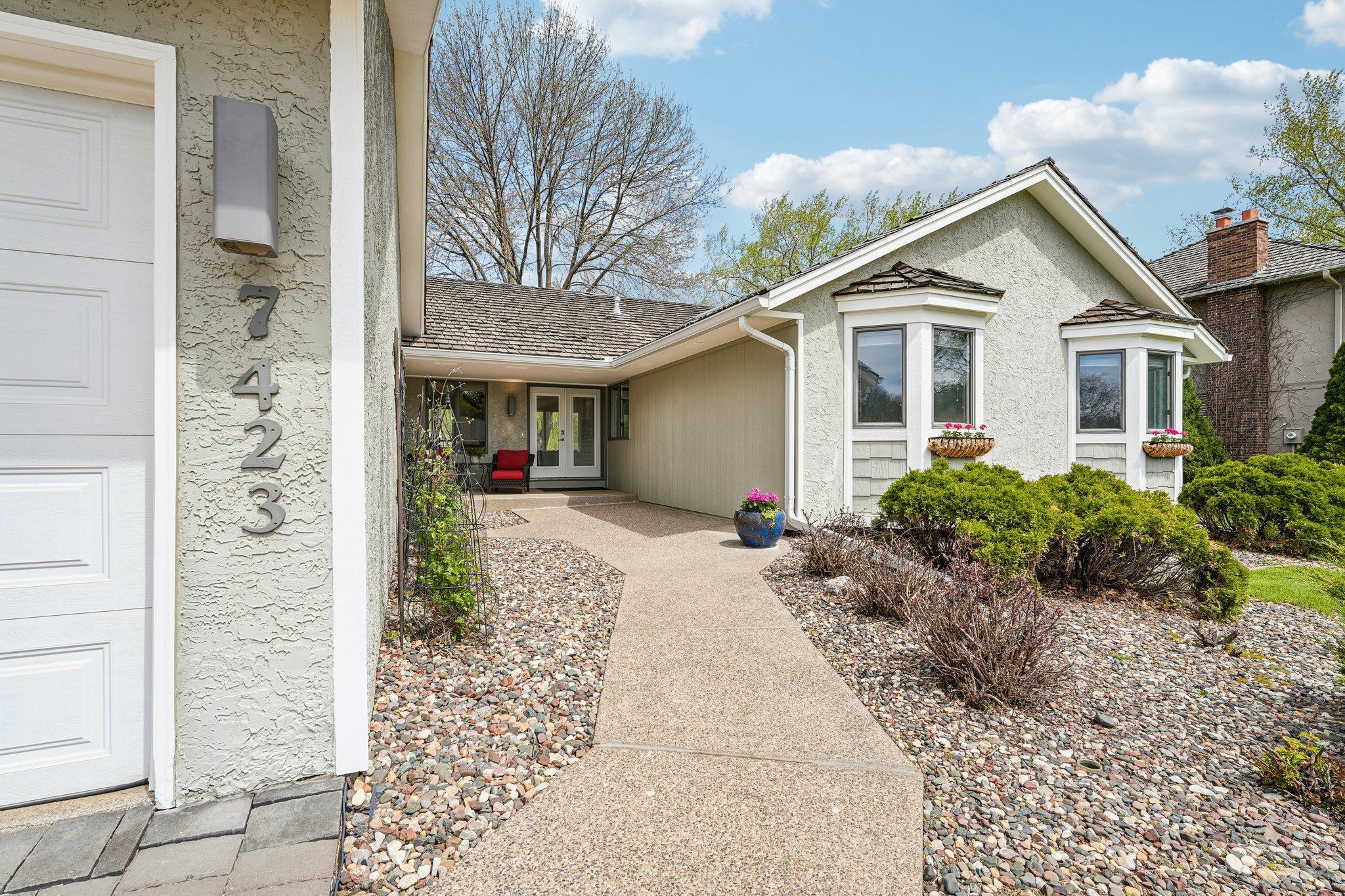 5-web-or-mls-Hyde Park Ln-S0505-005.jpg