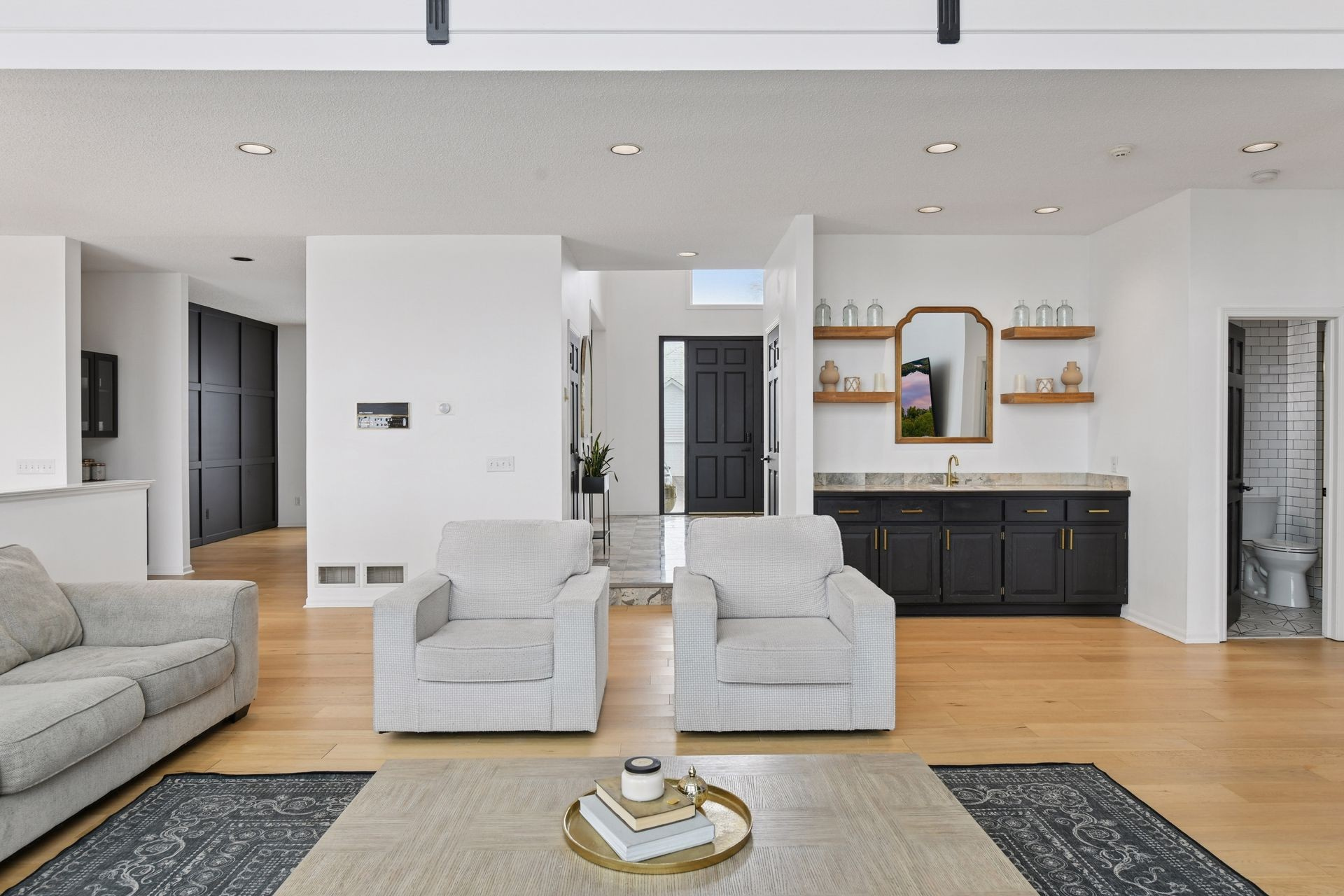 A dedicated wet bar off the great room enhances the home’s entertaining potential while maintaining elegant sightlines and architectural openness.