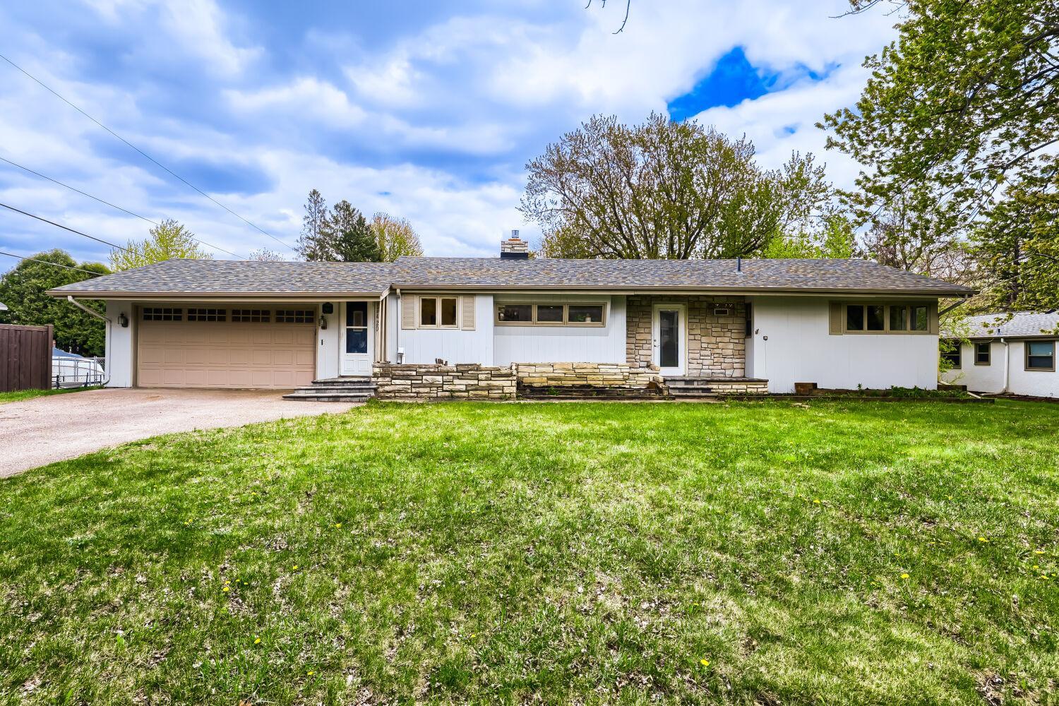 Very Cute Midcentury Modern Rambler with new roof in October of 2019