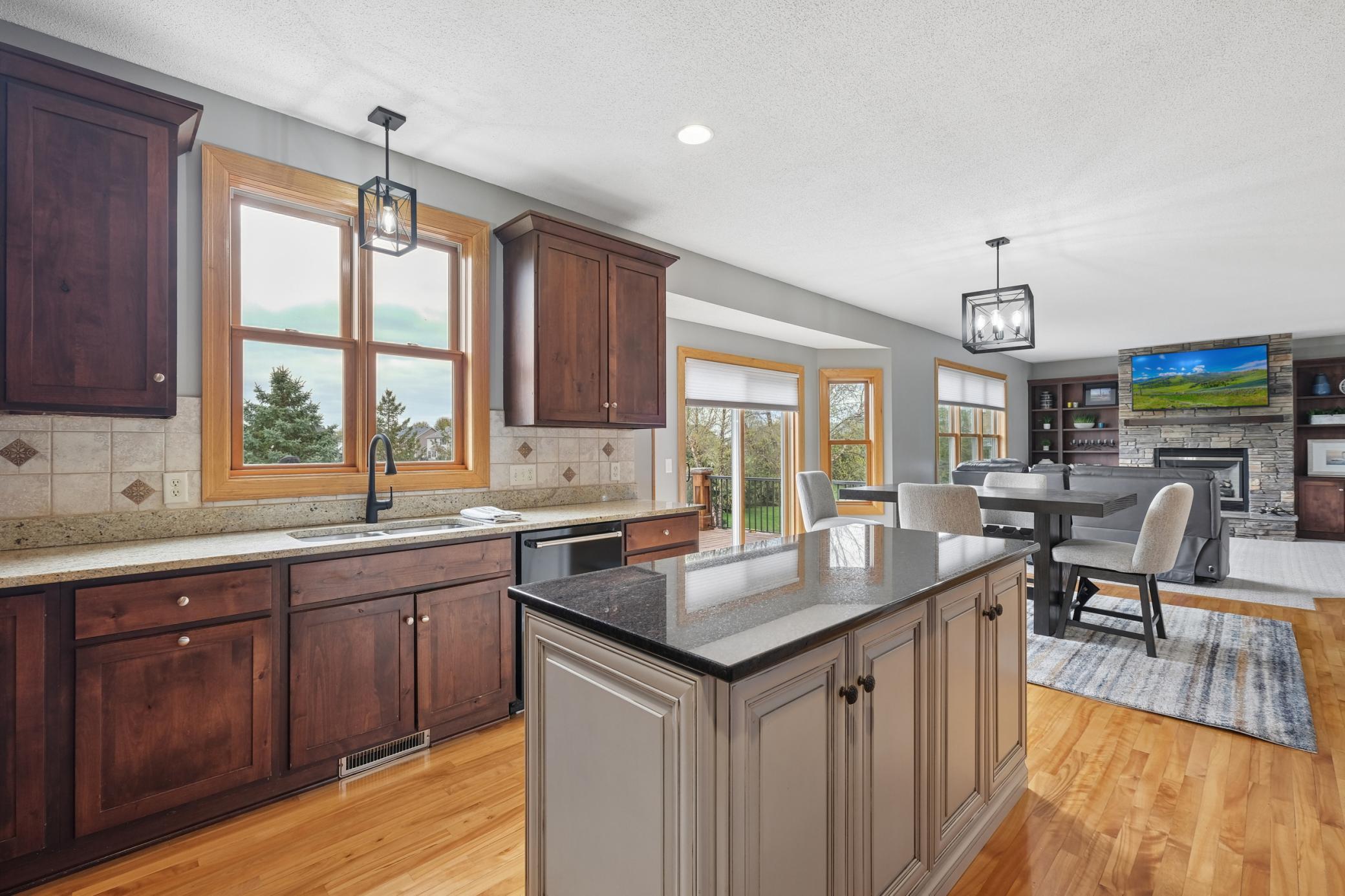 Center island and open floor plan - perfect for hosting gatherings!