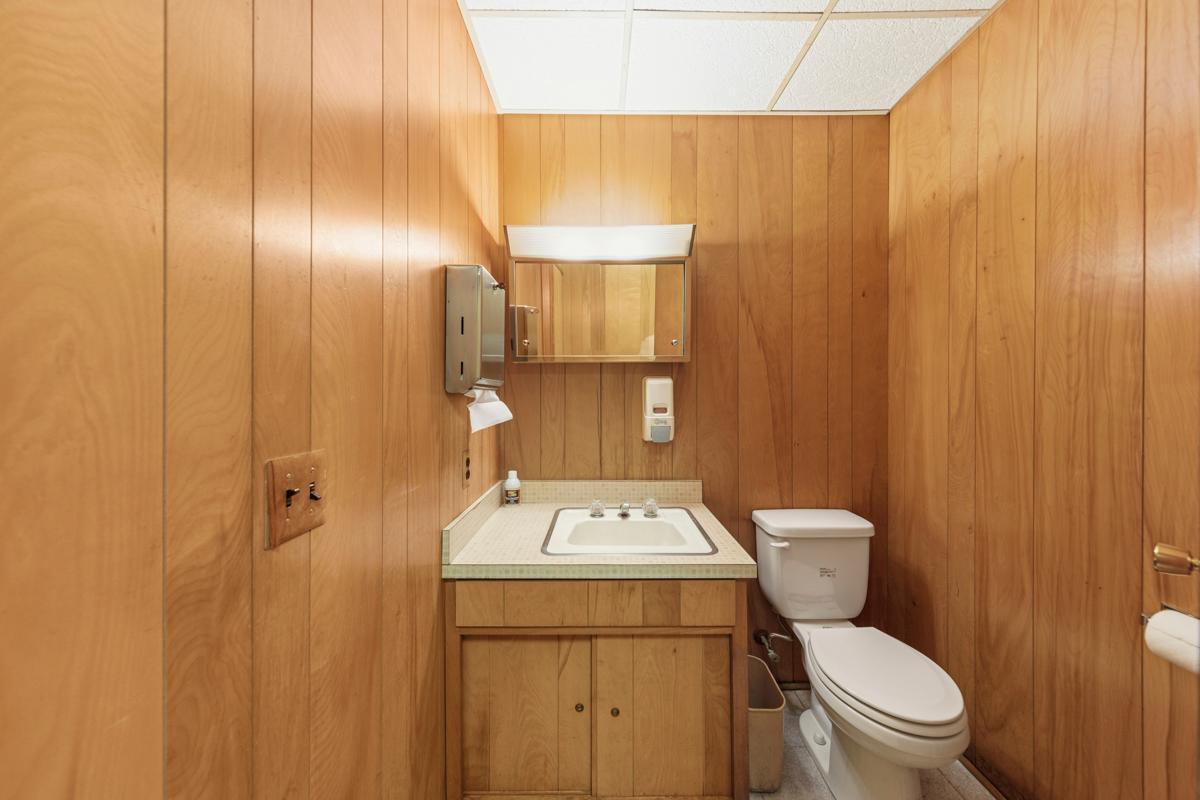 12 Bathroom.jpg