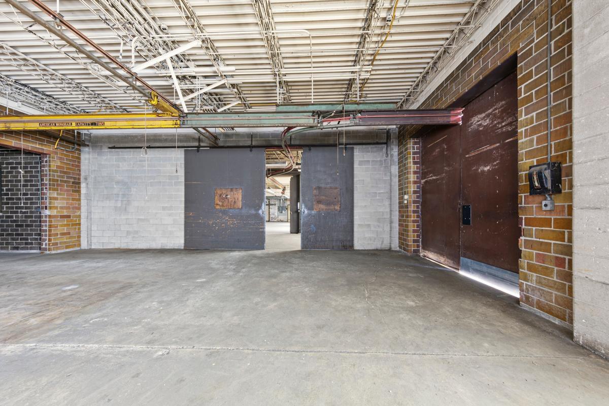 34 Ceiling track.jpg