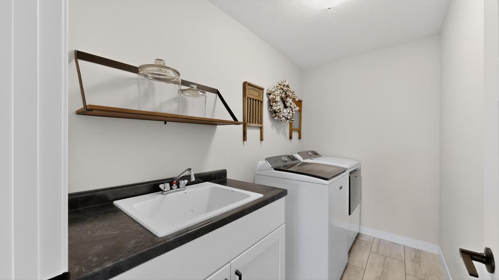Upper Level Washer/Dryer/ Sink